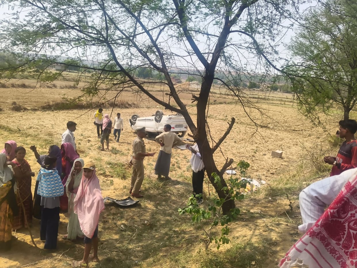 A car lost control after a tyre burst and overturned into a ditch, injuring six pilgrims.