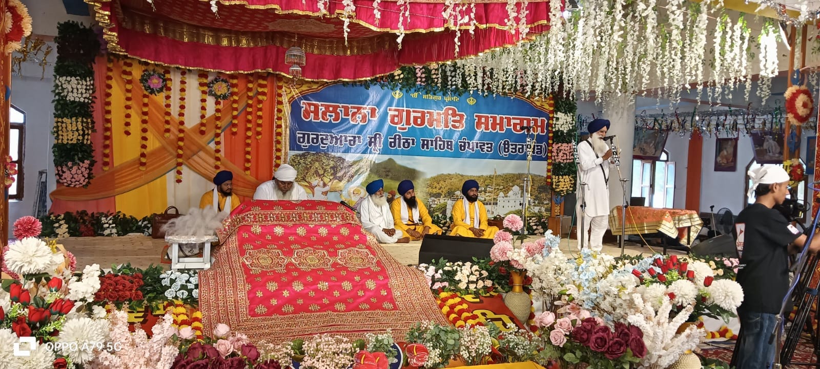 चंपावत के रीठासाहिब गुरुद्वारा में तीन दिवसीय जोड़ मेले के पहले दिन शब्द कीर्तन करते ग्रंथी। स्