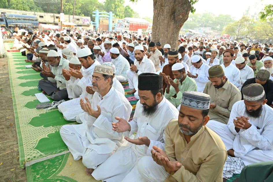 After offering prayers, I prayed for peace in the country.