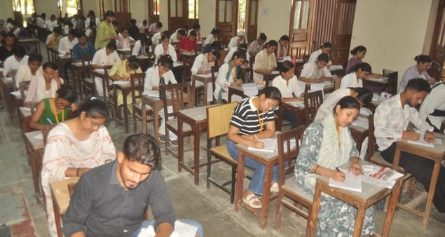 एसएसवी कॉलेज में परीक्षा देते परीक्षार्थी। संवाद