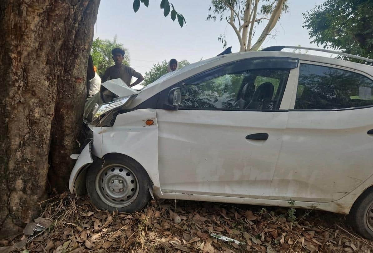 फोटो- 15 हादसे के बाद क्षतिग्रस्त कार। संवाद