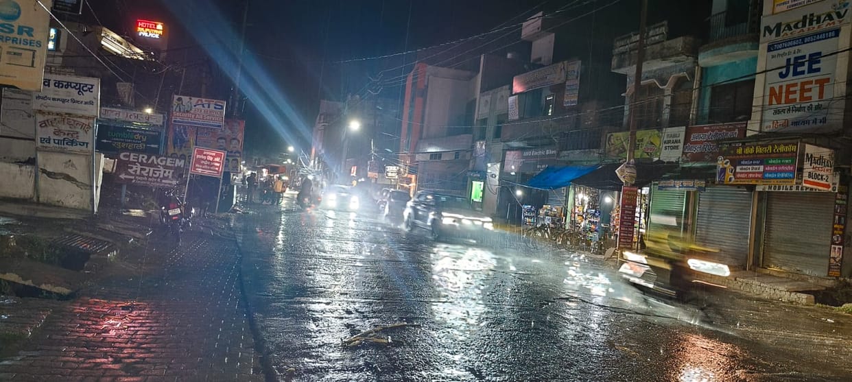 After a hot day, rain in the evening brought relief from the heat.