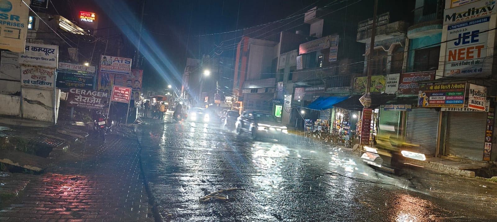 फोटो-25 बारिश के दौरान शहर के मुख्य मार्ग से गुजरते वाहन। संवाद