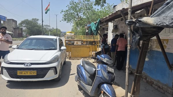 फोटो-52: बहादुरगढ़ के झाड़ौदा बॉर्डर पर एमसीडी टोल प्लाजा पर शुल्क कटवाता कार चालक। संवाद