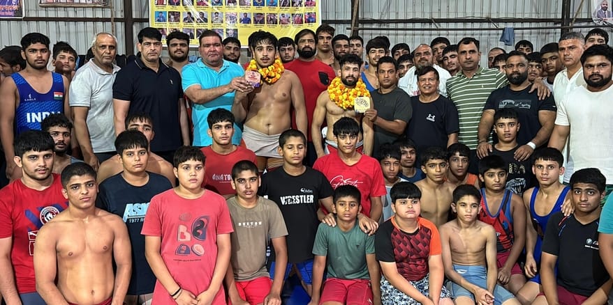 फोटो-60: बहादुरगढ़ में अपने कोच और साथी पहलवानों के साथ अंडर-23 एशियन कुश्ती चैंपियनशिप के पदक व