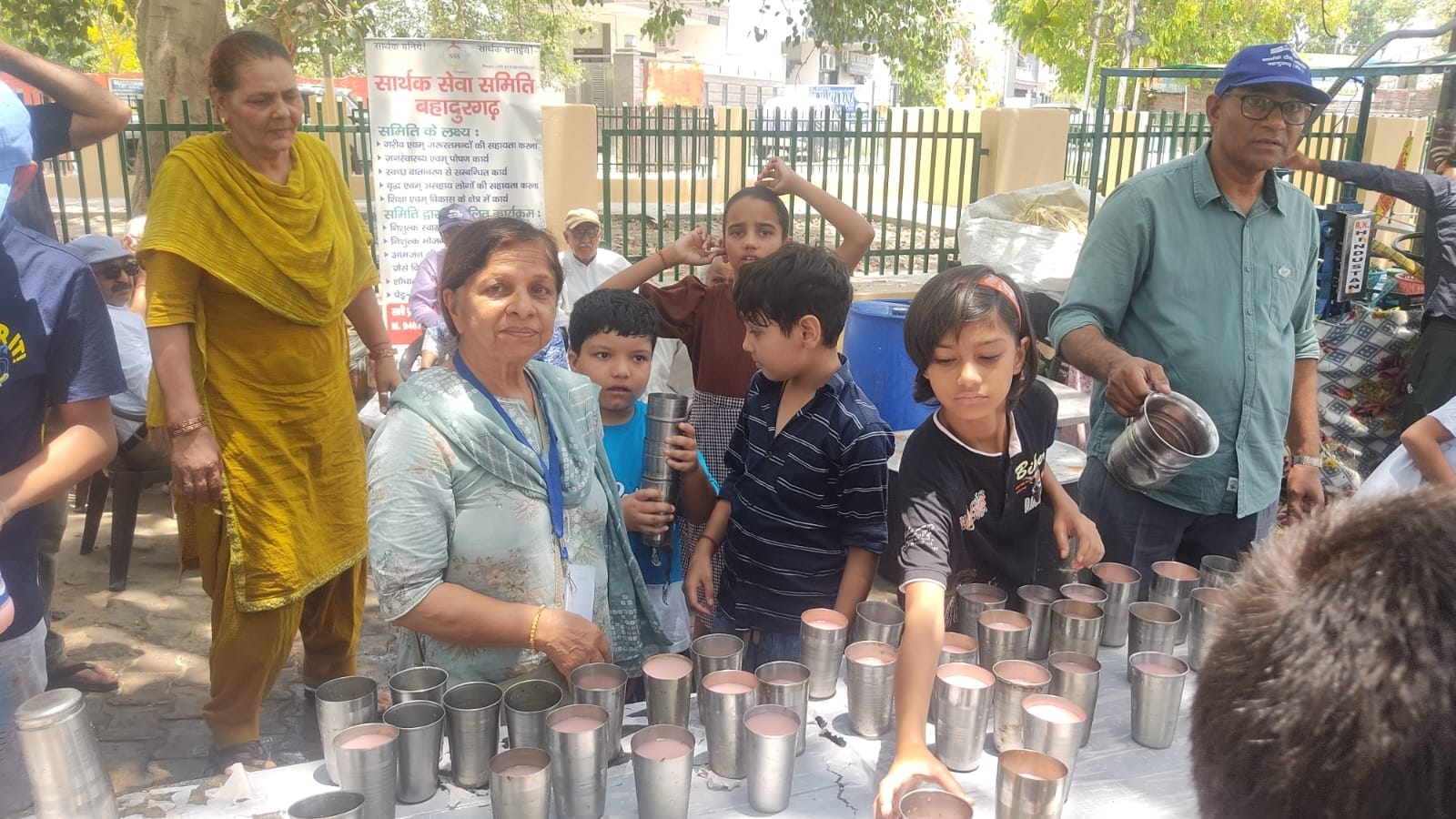 फोटो-61: बहादुरगढ़ में छबील लगाकर लोगों को पानी पिलाते समिति के सदस्य। स्रोत समिति