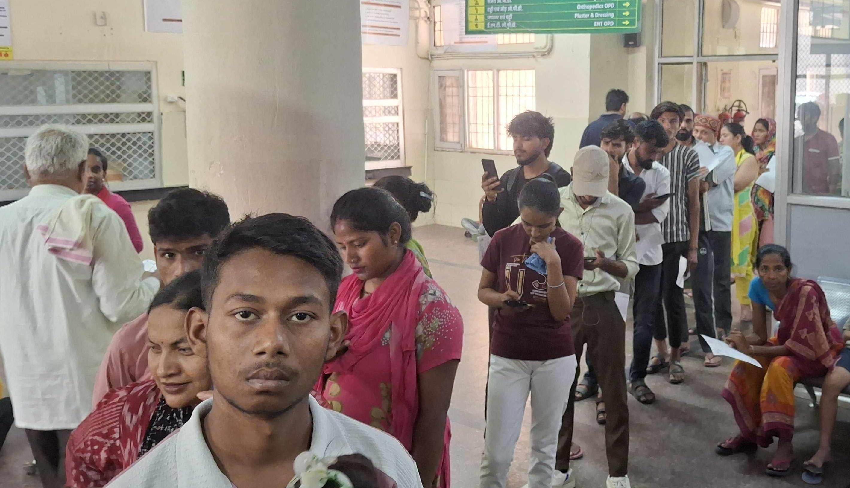 -फोटो 82 : नागरिक अस्पताल में ओपीडी के बाहर कतार में लगे लोग। संवाद