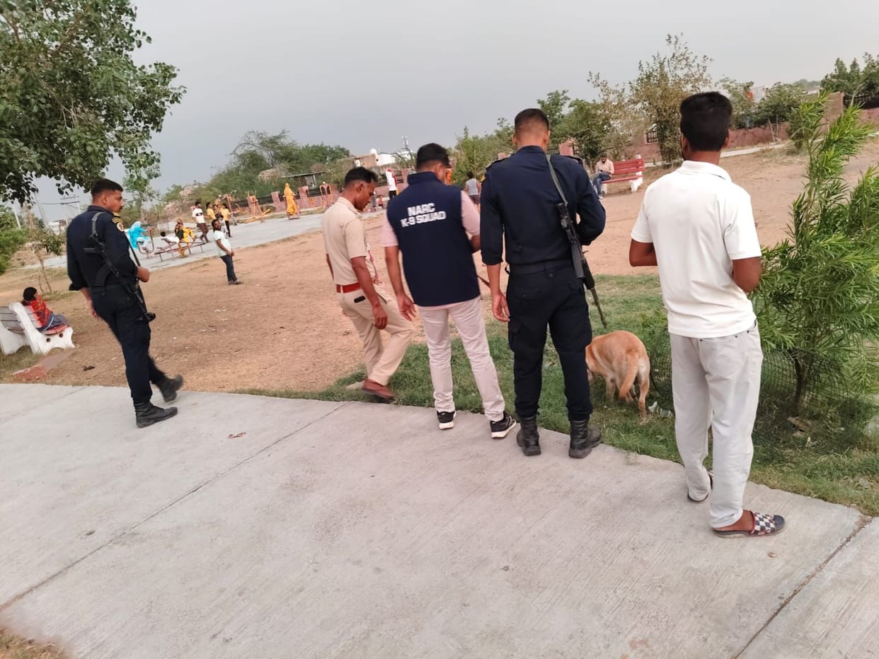 The police launched a campaign against drugs in public places.