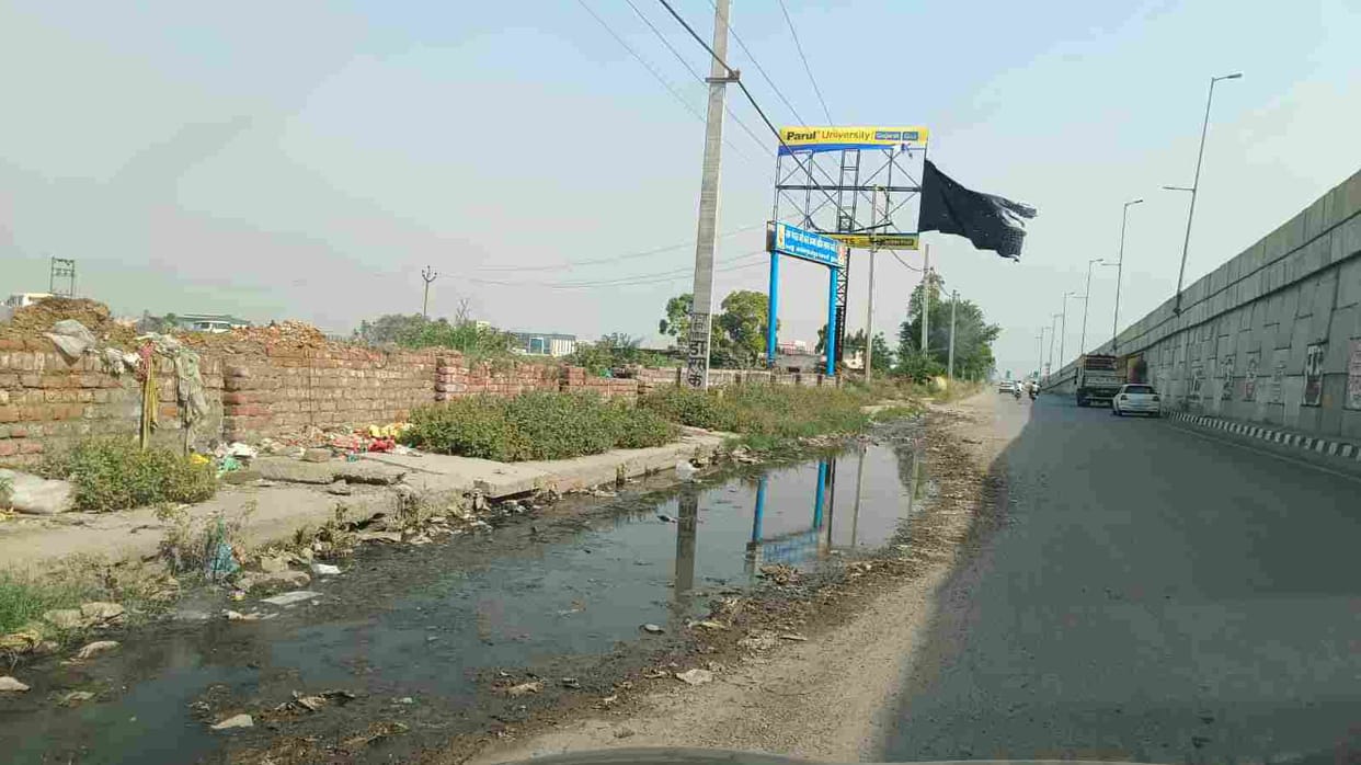 Contaminated water filled the service lane of GT Road, increased problems for villagers