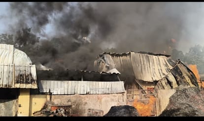 Fire broke out in bamboo warehouse and paint factory