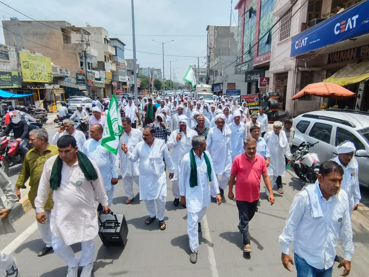 Farmers affected by high tension line took out march