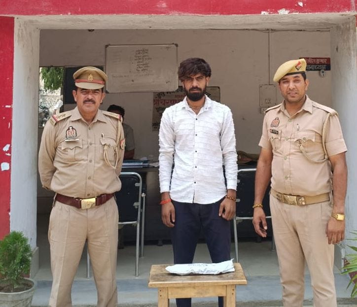 A youth was arrested for posting a photo with a pistol on social media.
