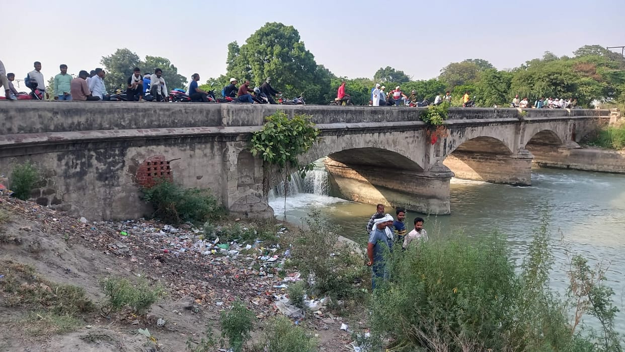Two youths drowned while bathing in Ganga canal, one was rescued.