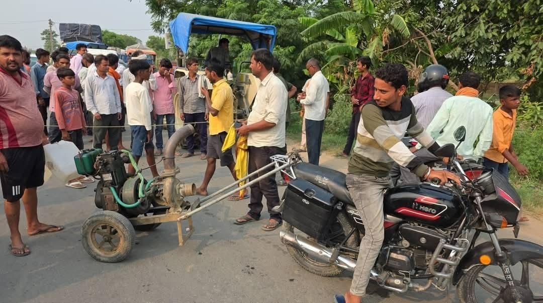 Angry farmers blocked the road after not getting oil in gallons