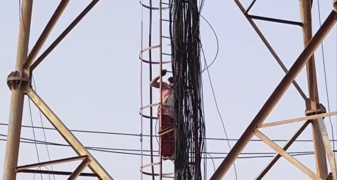 Teenage Girl Climbs Mobile Tower in Desperate Bid to Free Her Lover; Brought Down After Two Hours