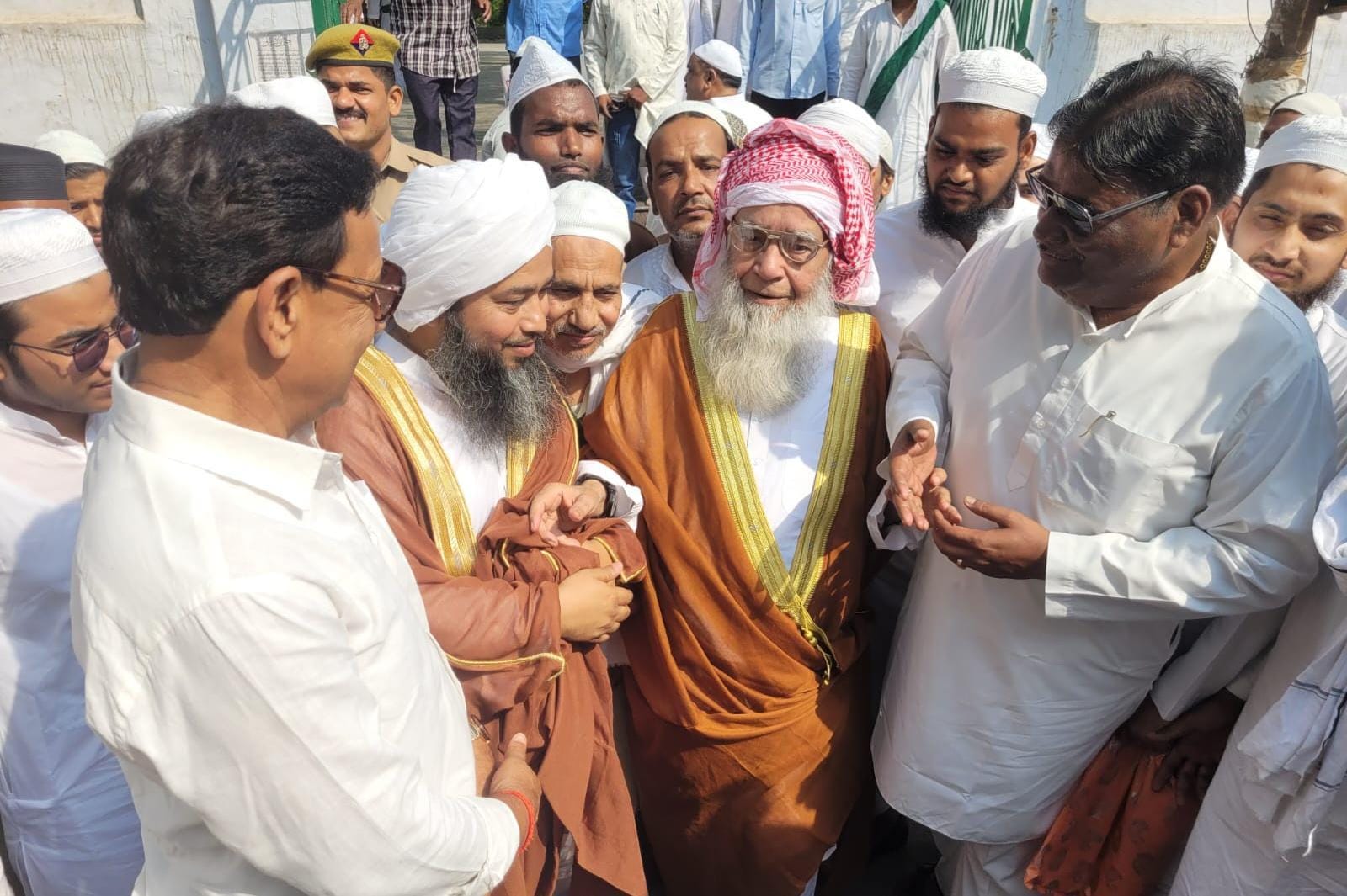 ईदगाह के बाहर पेश ए इमाम को बधाई देते भाजपा व सपा नेता। संवाद