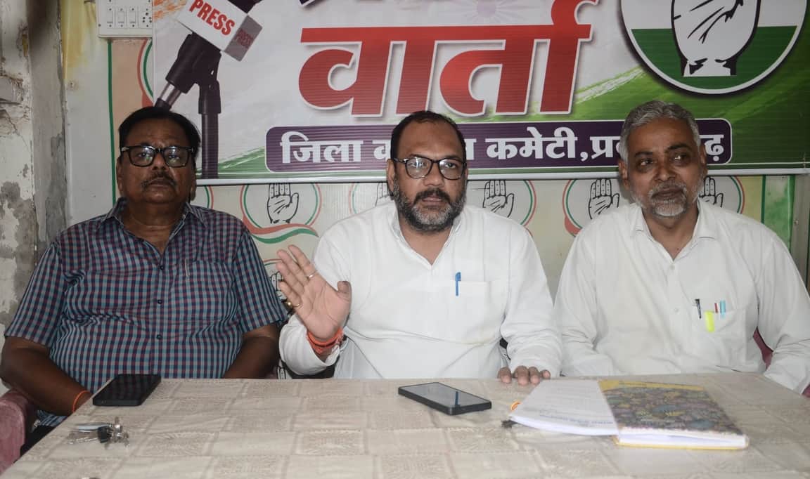 कांग्रेस कार्यालय में आयोजित प्रेसवार्ता में बोलते जिलाध्यक्ष डॉ.नीरज त्रिपाठी। संवाद