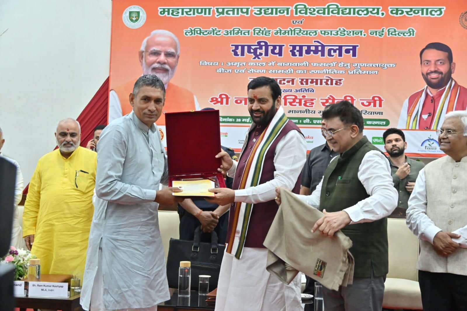 कुलदीप आर्य की सम्मानित करते मुख्यमंत्री