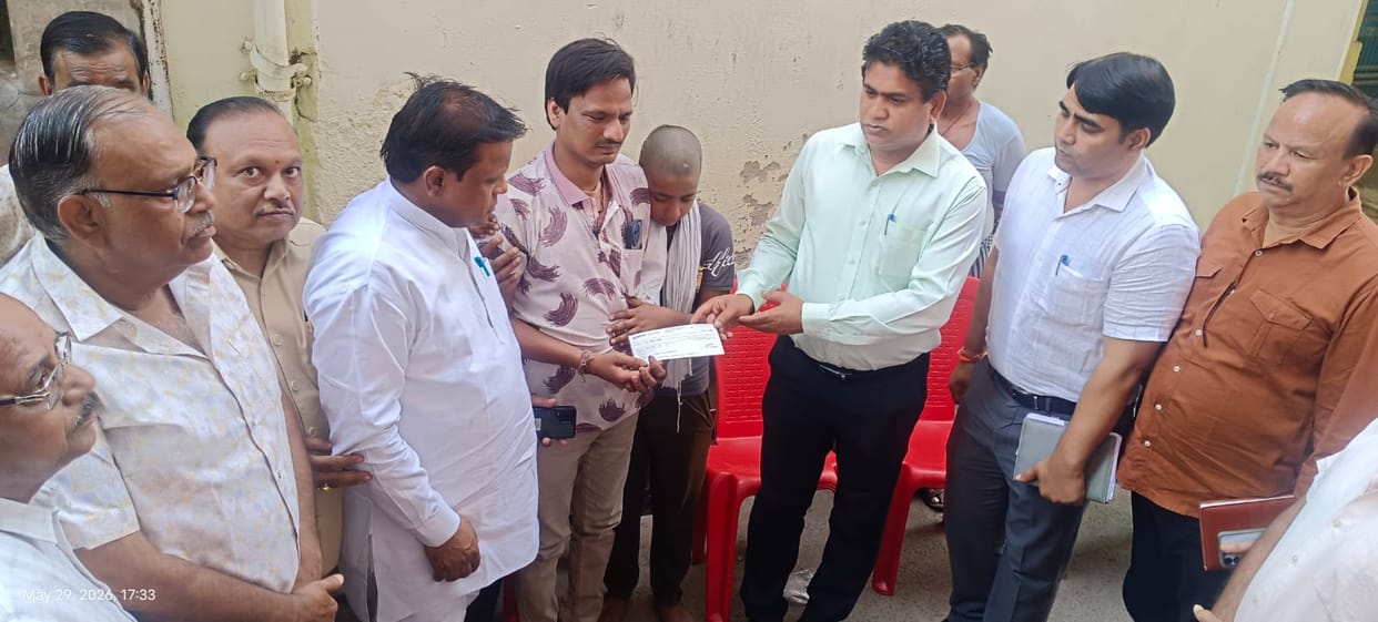 Chowpatty accident: Family of deceased teenager receives cheque for Rs 10 lakh
