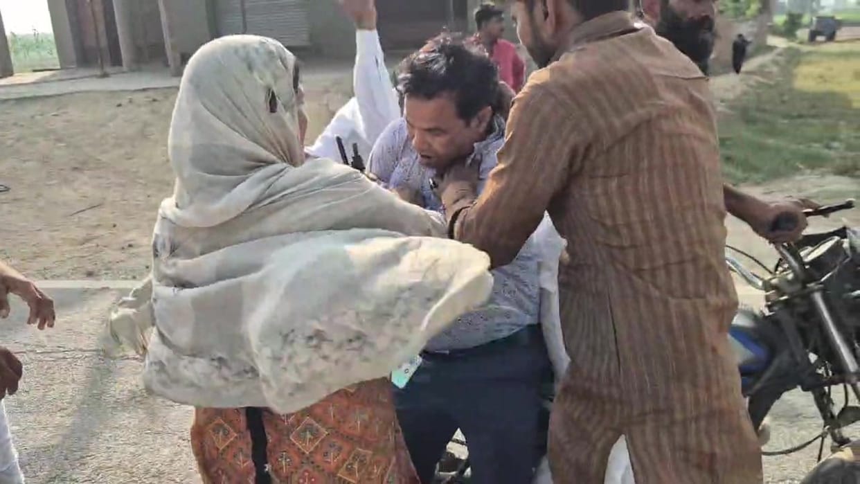Junior Engineer of Electricity Corporation was surrounded and beaten in Gogwan