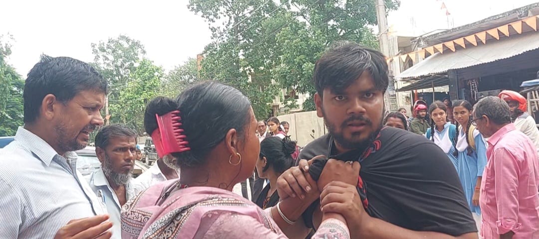 purnia civil court high voltage drama wife drags bites husband dispute