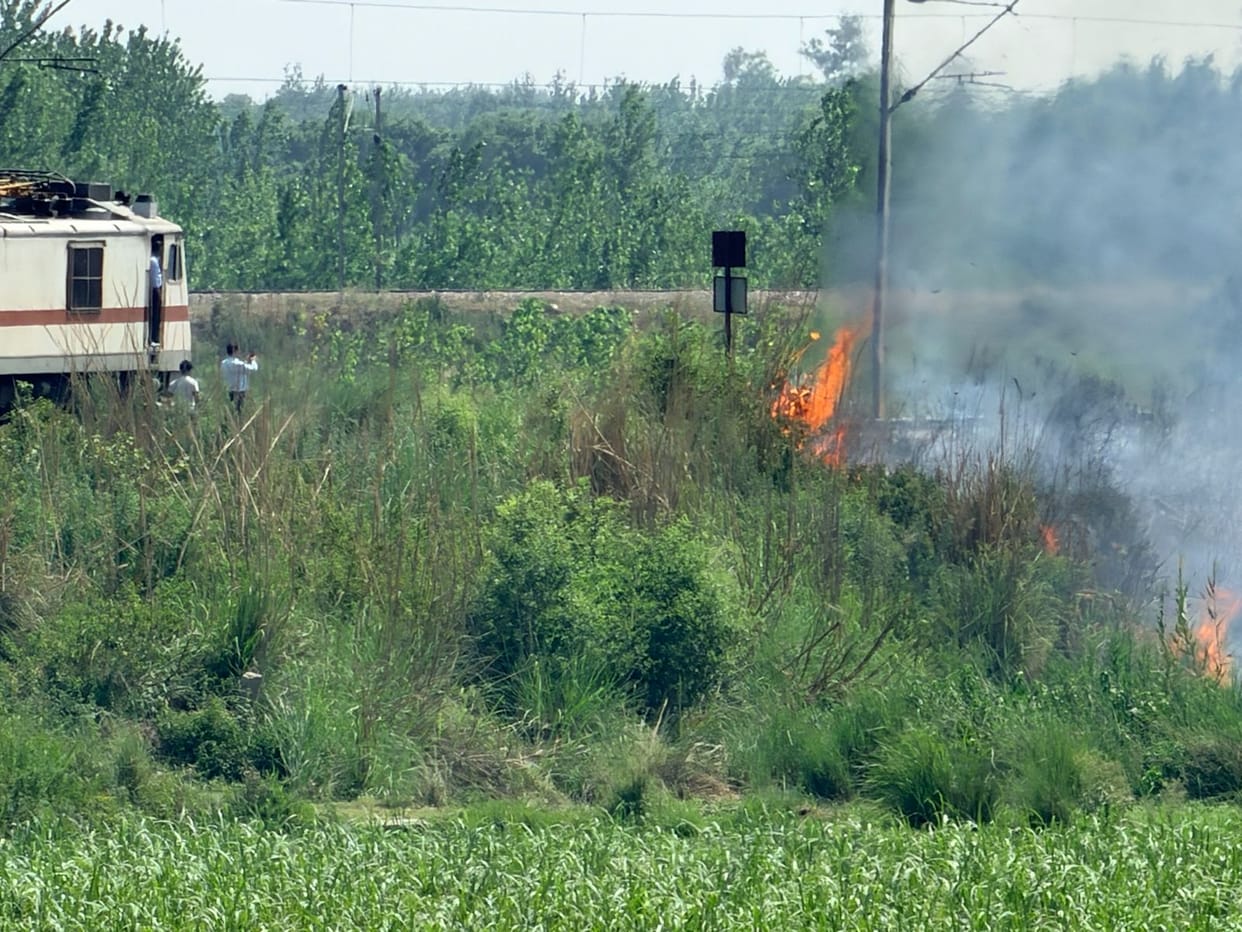 Fire breaks out in bushes near railway tracks