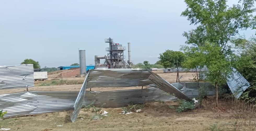 लक्ष्मणपुर ब्लॉक के पडवासी में तेज हवा व बारिश के दौरान उड़ा शेड। संवाद