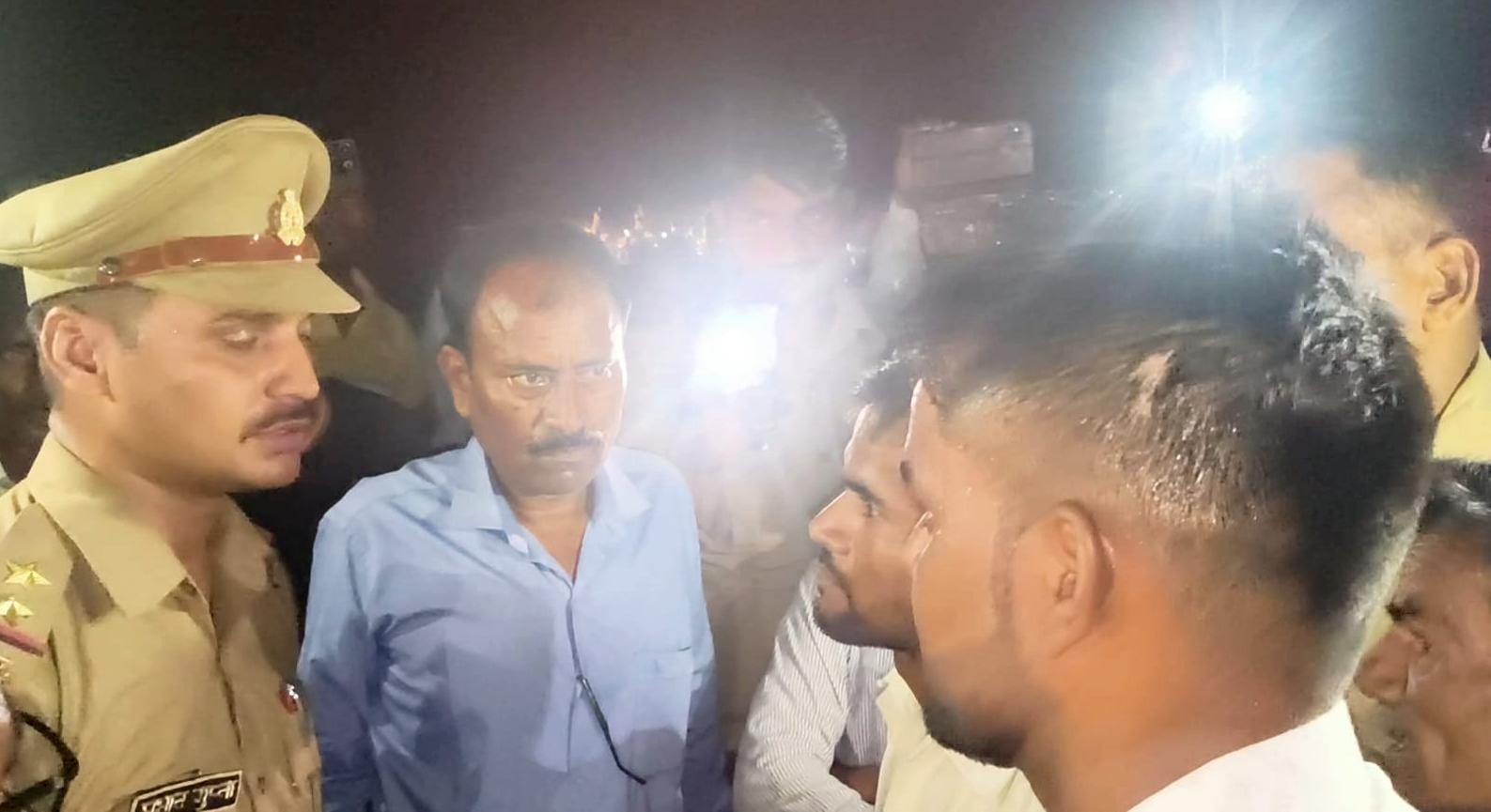 मछरेहटा इलाके में परिजनों को समझाती पुलिस। संवाद