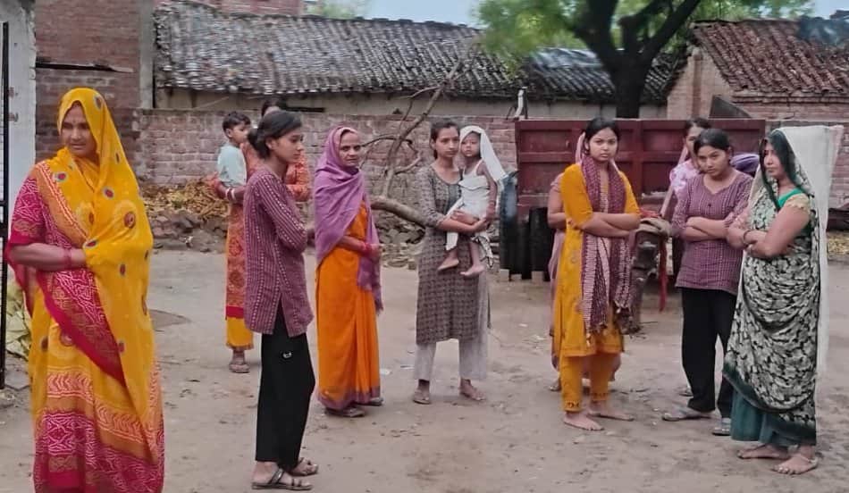 महेशगंज के फतूहाबाद में महिला की मौत के बाद जुटी भीड़। सोशल मीडिया
