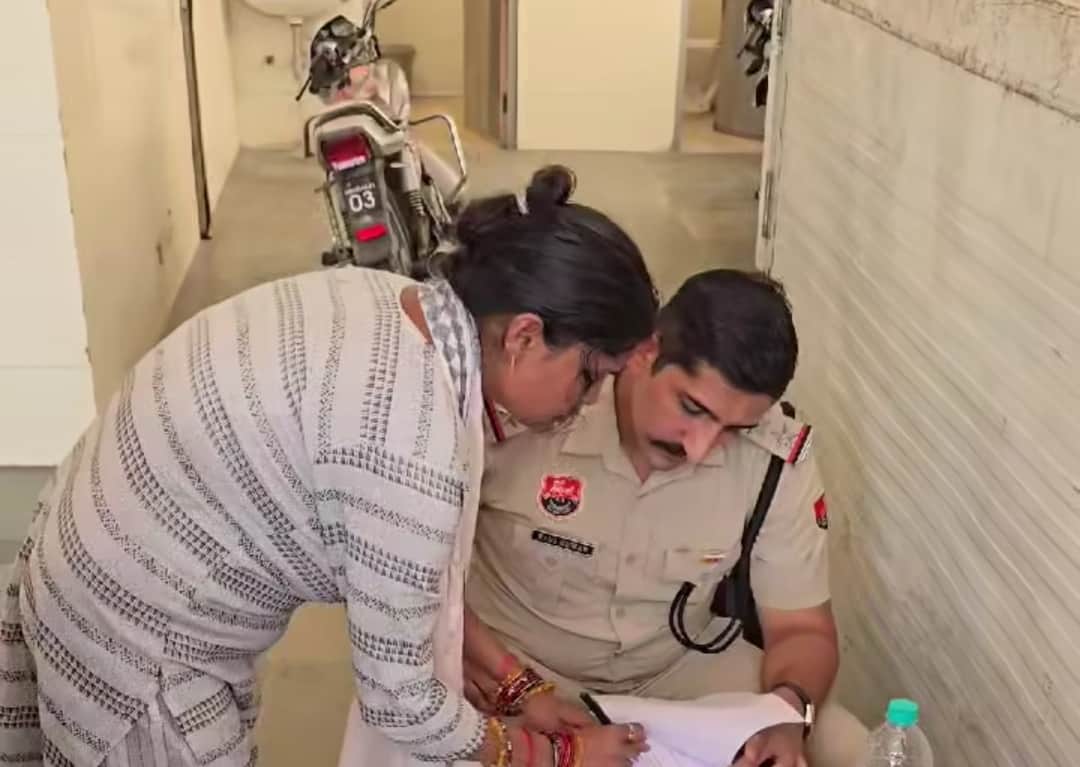 मृतक महिला की बहन के बयान लेता पुलिस कर्मी स्वयं