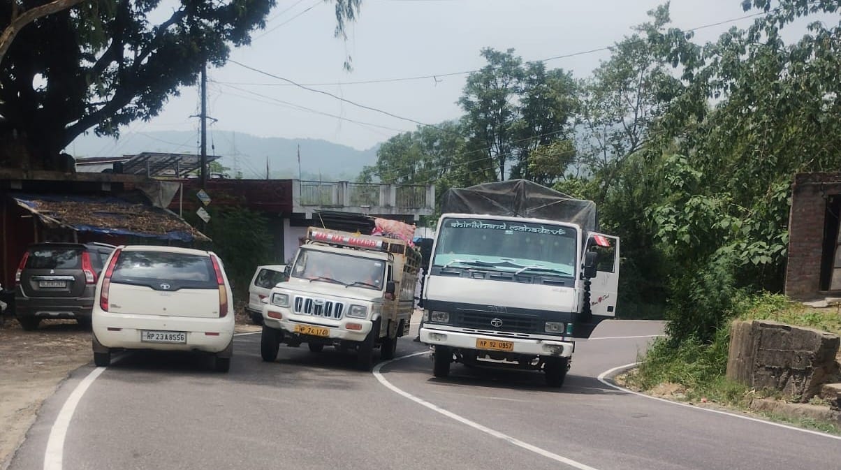 A truck breakdown in Didvin caused traffic jams, causing problems for drivers.