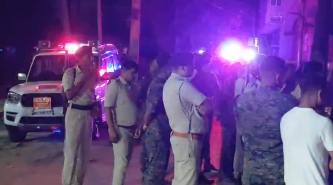 prohibition-team-raid-hotel-receiving-information-liquor-pelted-stones