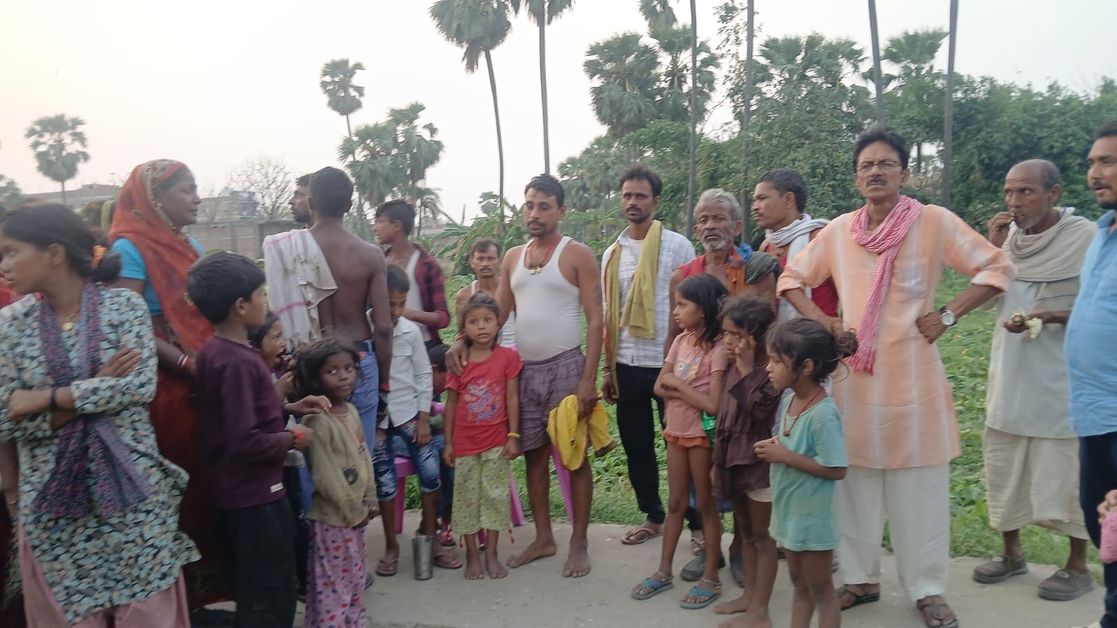 घटनास्थल पर लगी भीड़