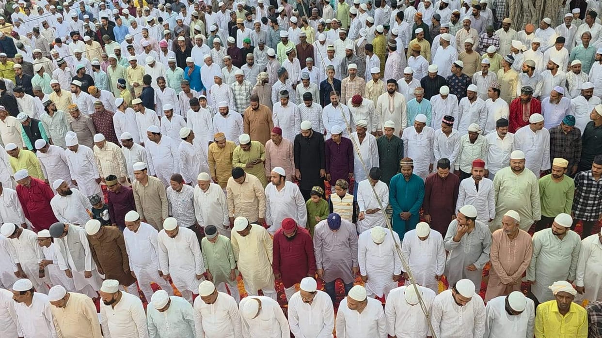Hug each other and congratulated Bakrid