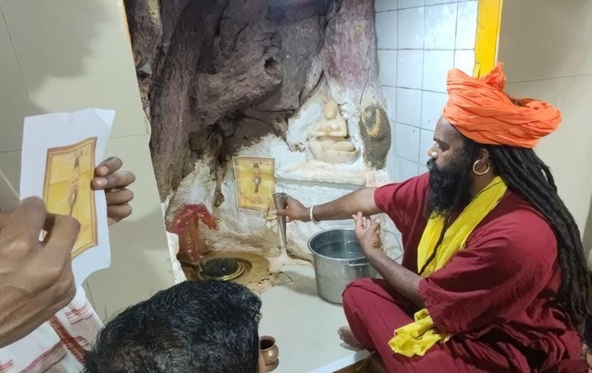 Prayers Echo In Mahakal City  Premanand Maharaj's Health, Devotees Chant Radha Naam Priests Perform