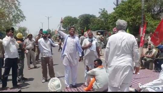 सूरतगढ़ रोड पर जाम लगाकर बैठे किसान