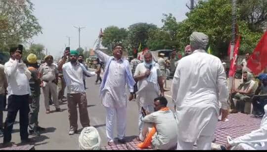 Farmers blocked Suratgarh Road in Pilibanga