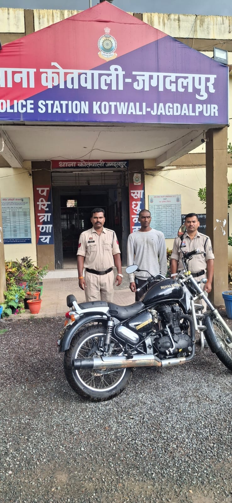 पुलिस हिरासत में आरोपी व जब्त वाहन