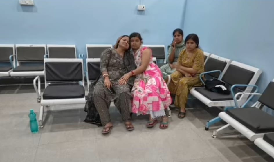 घटना के बाद अस्पताल में रोते बिलखते परिजन