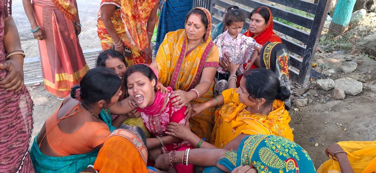 Bride Mehendi Not Even Faded Husband Dies in Road Accident Just 22 Days After Marriage in Khagaria Bihar
