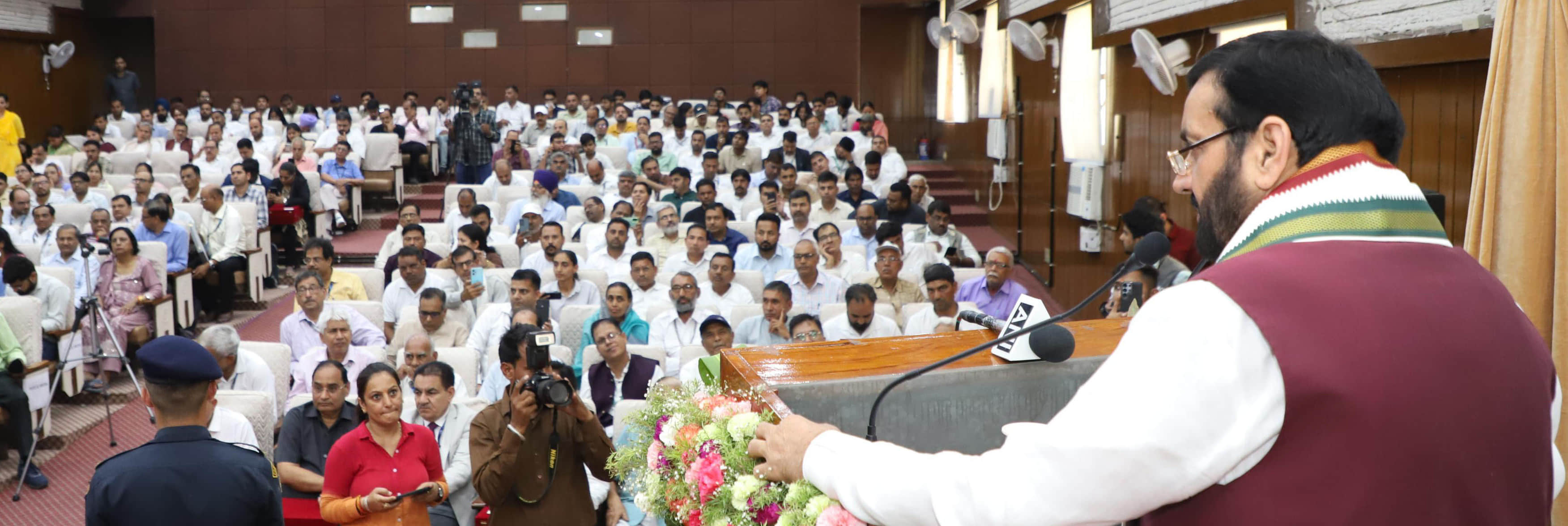 सीएसएसआरआई में  महाराणा प्रताप बागवानी विश्वविद्यालय की ओर से आयोजित कार्यक्रम में अपने विचार र