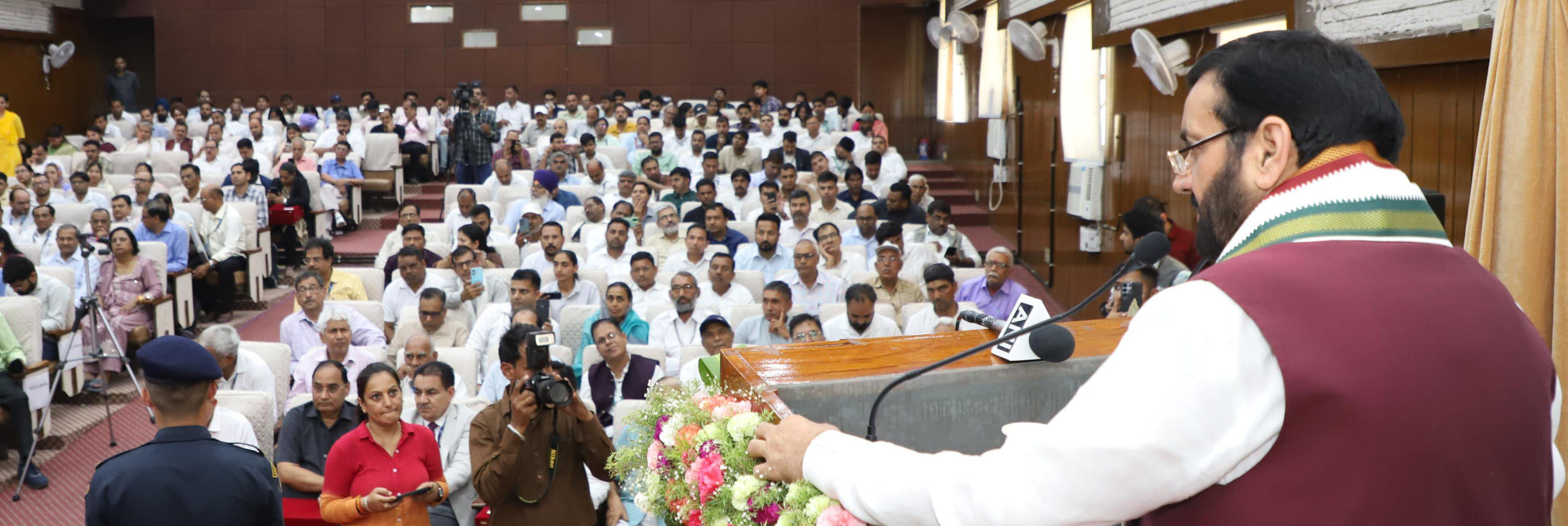 सीएसएसआरआई में  महाराणा प्रताप बागवानी विश्वविद्यालय की ओर से आयोजित कार्यक्रम में अपने विचार र