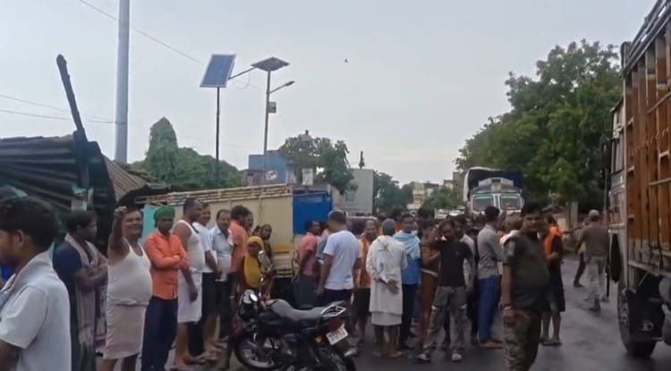 Bihar News : तेज रफ्तार पिकअप का कहर: बुजुर्ग की मौत, दंपति गंभीर घायल, गुस्साए ग्रामीणों ने किया सड़क जाम