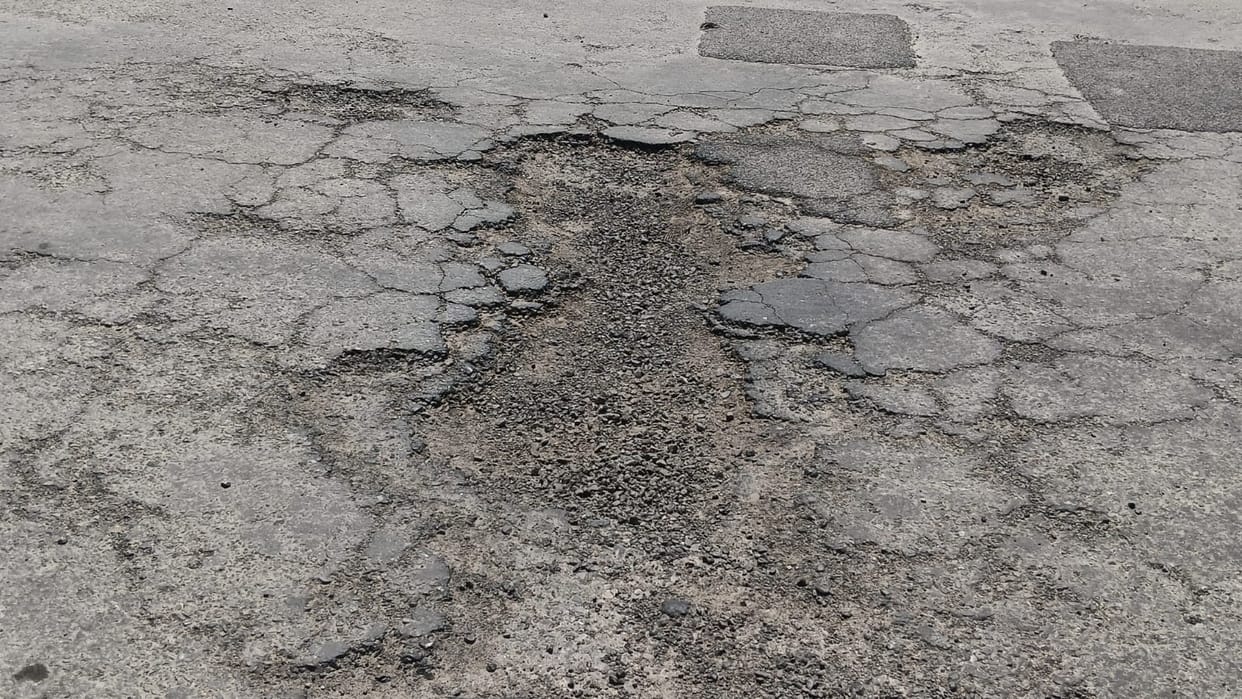 Employees forced to work between deep cracks