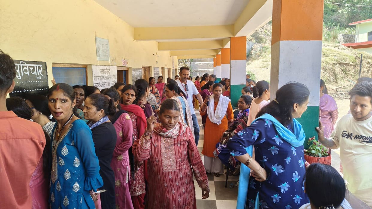 Queues formed at 7:00 a.m. and people waited until 3:00 p.m. to vote.