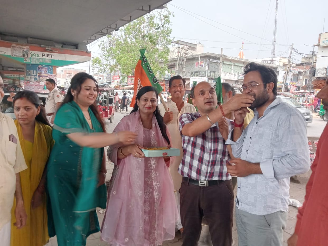 Nari Shakti and Samalkha Mandal congratulated Dr. Archana Gupta on becoming the state president by distributing laddus.