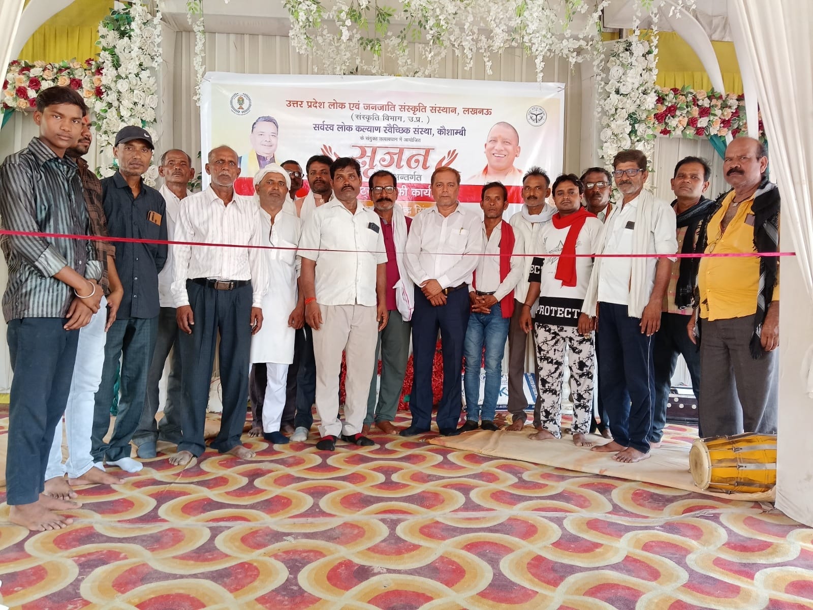 सरायअकिल में आयोजित होने वाली लोककला की कार्यशाला में मौजूद कलाकार। संवाद