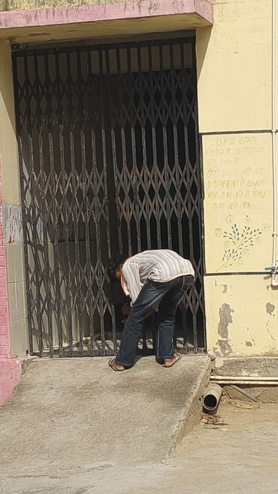 स्टाफ के देरी से आने के आरोप पर सीएचसी के मुख्य गेट पर जड़ा ताला