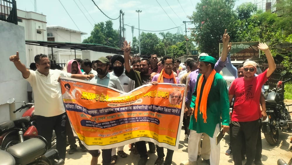टनकपुर में नियमित करने की मांग उठाते उत्तराखंड रोडवेज संविदा विशेष श्रेणी कर्मचारी। संवाद