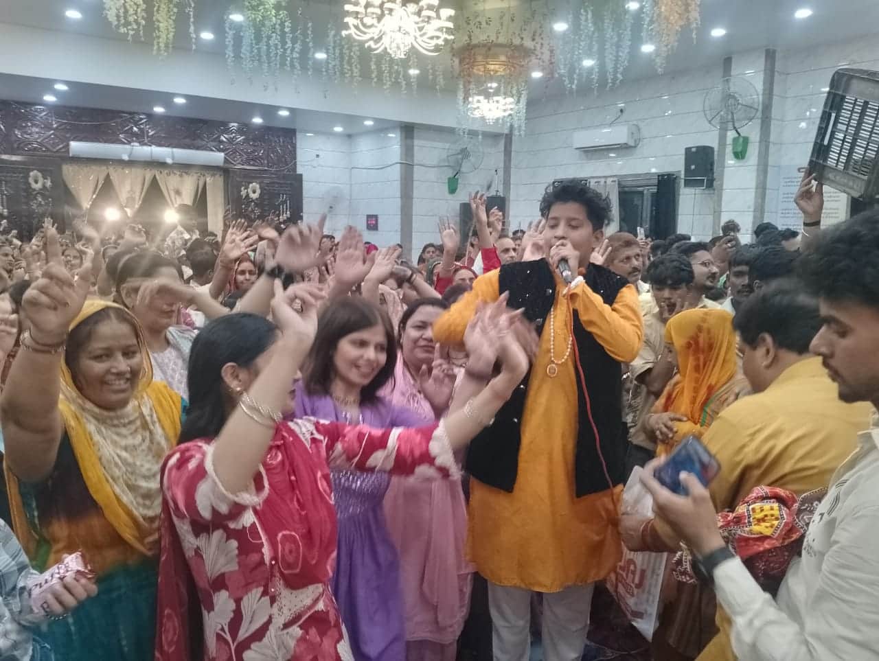 तरावडी श्री खाटू श्याम मंदिर में आयोजित कार्यक्रम में भजनों पर झूमते श्रद्धालु। स्वयं